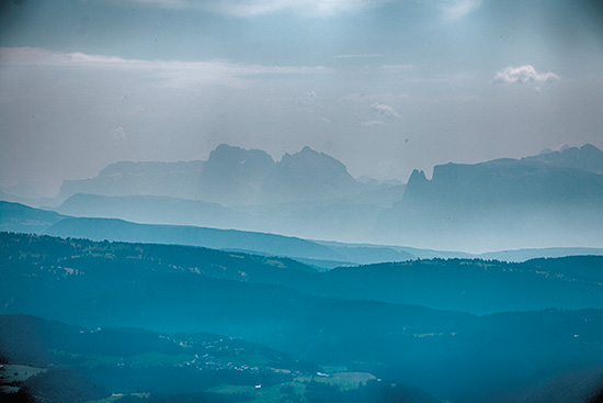 Im Dunst der Schlern und Lang- und Plattkofel